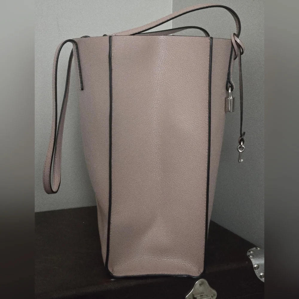 Marc Jacobs Blush Pink Leather Tote with Gold Charm - Picture 5 of 10